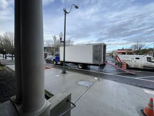 M-Trucks And Movers